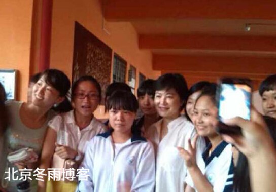 林青霞現身中學做演講秀書法