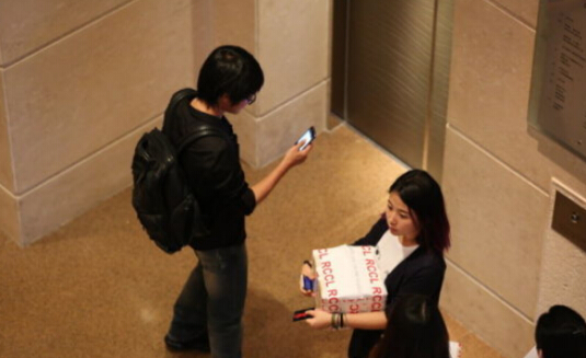 韓寒與妻子金麗華逛街