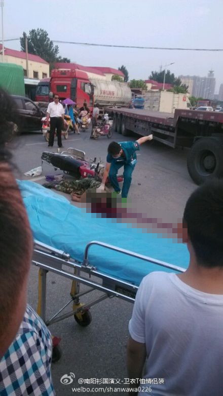 一輛摩托車倒在南召路口