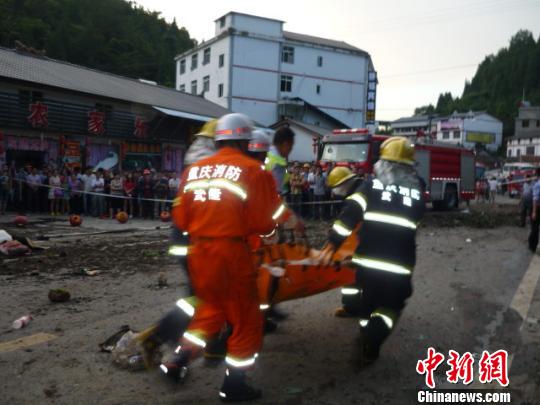 救援人員將傷員抬出