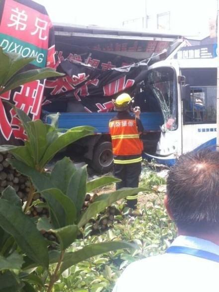 上海浦東公交車失控碾壓行人