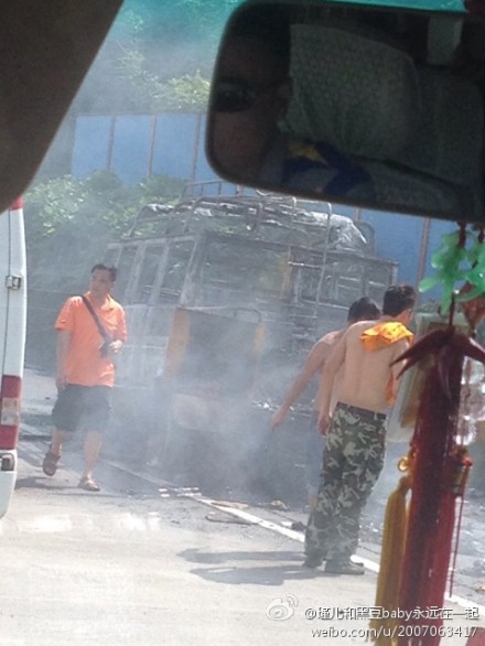 貨車自燃致一車小狗被燒死