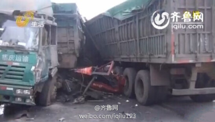 臨沂湖頭鎮半掛車相撞