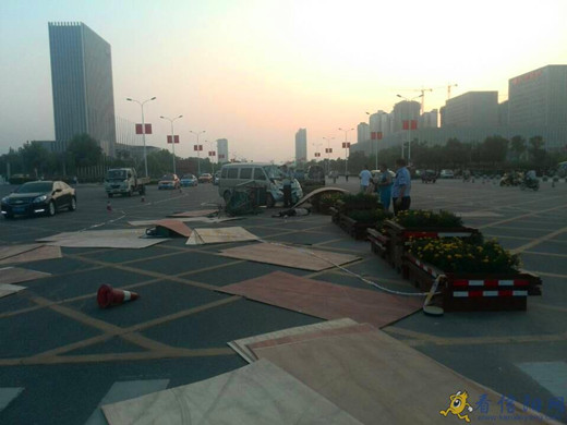 百花會展中心門口車禍