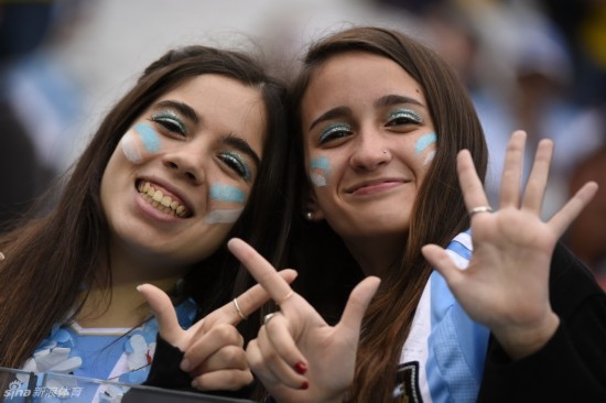 荷蘭女球迷和阿根廷女球迷競相爭艷