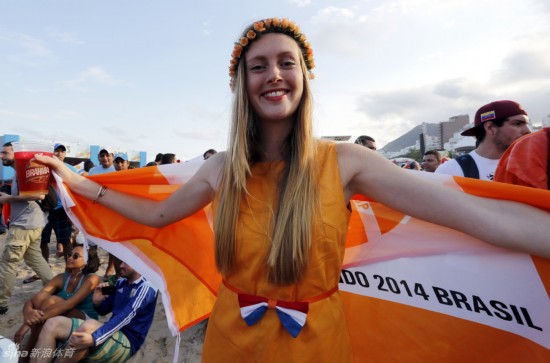 荷蘭女球迷和阿根廷女球迷競相爭艷