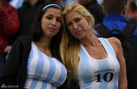 荷蘭女球迷和阿根廷女球迷競相爭艷
