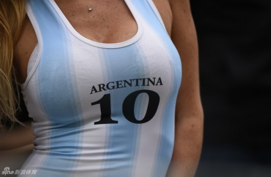 荷蘭女球迷和阿根廷女球迷競相爭艷