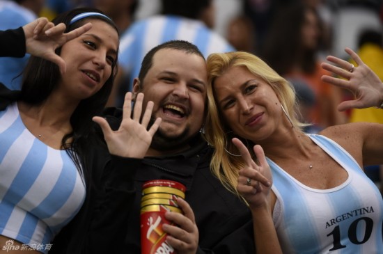 荷蘭女球迷和阿根廷女球迷競相爭艷