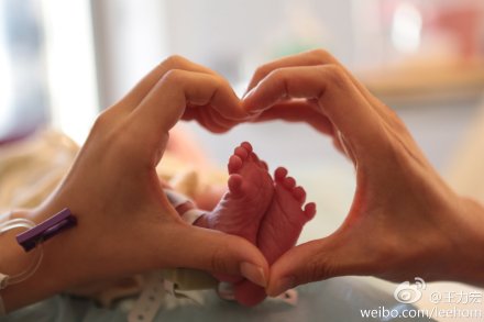 王力宏女兒小腳丫照片