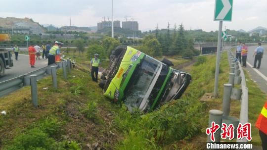 臨安高速客車側翻車禍