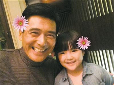 周潤發(fā)王詩齡賣萌合影照