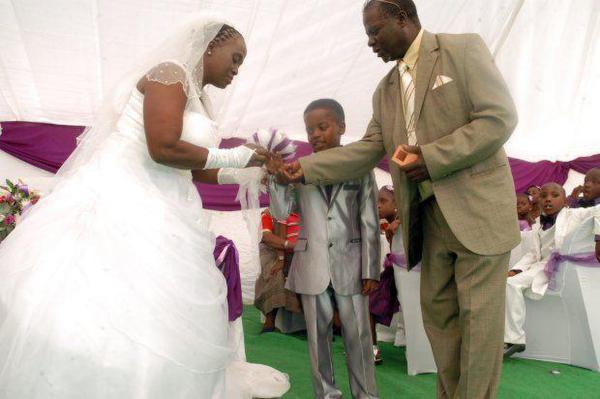 9歲男童娶62歲妻子為完成祖父遺愿