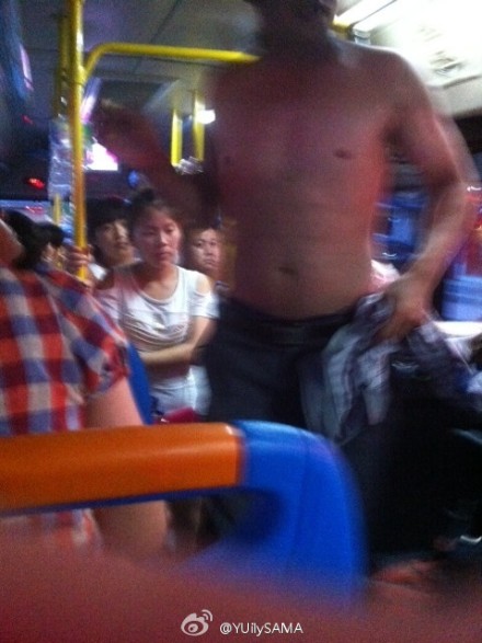 男子公交光膀強占三座