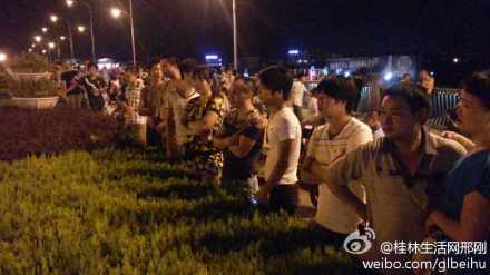 車禍現(xiàn)場多人圍觀