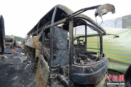 整輛長途車被燒成空殼