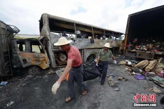 乘客的遺體被抬出車廂