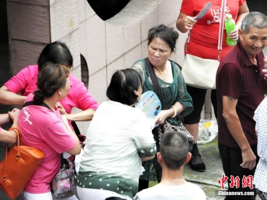 宜昌大媽現場哄搶免費商品