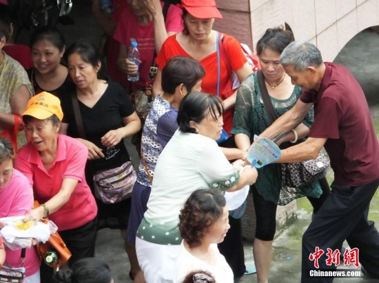 湖北宜昌活動引發大媽哄搶