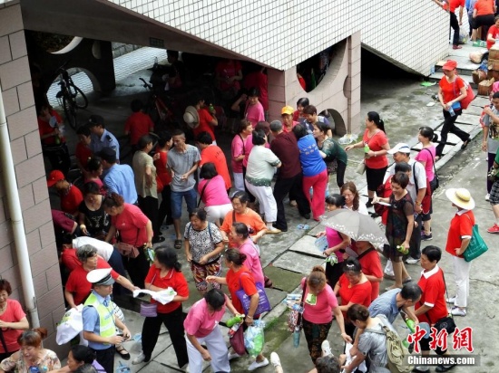 大媽哄搶免費物品