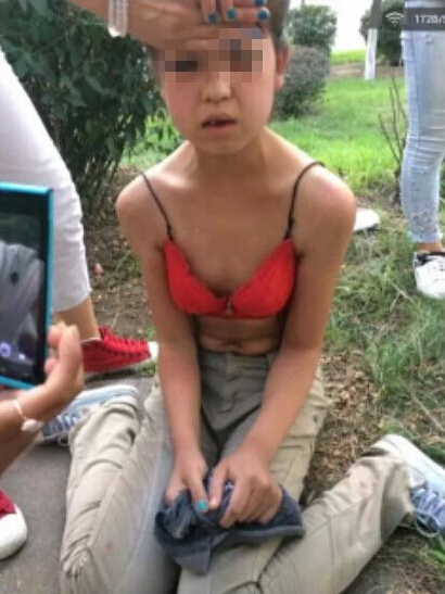 女生被扒光上衣遭群毆