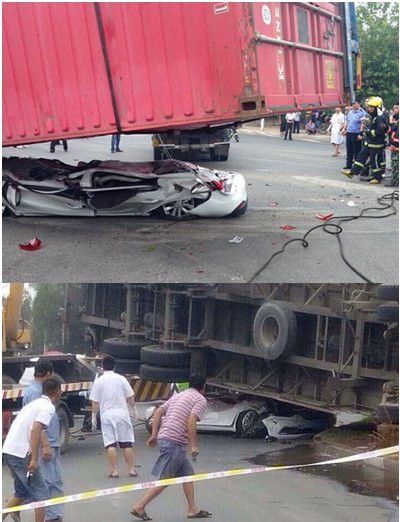 轎車慘遭集裝箱壓扁