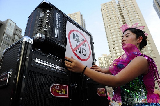 西安廣場(chǎng)舞大媽宣誓降低小區(qū)噪音