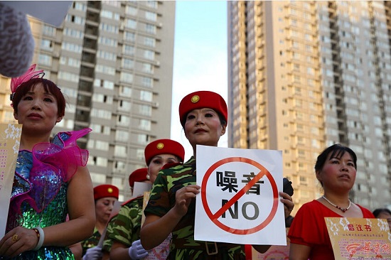 西安廣場(chǎng)舞大媽宣誓降低小區(qū)噪音