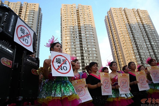 西安廣場(chǎng)舞大媽宣誓降低小區(qū)噪音