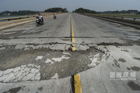 高溫天氣導致沙河大橋橋面開裂