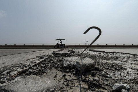 沙河大橋上出現大片裂痕