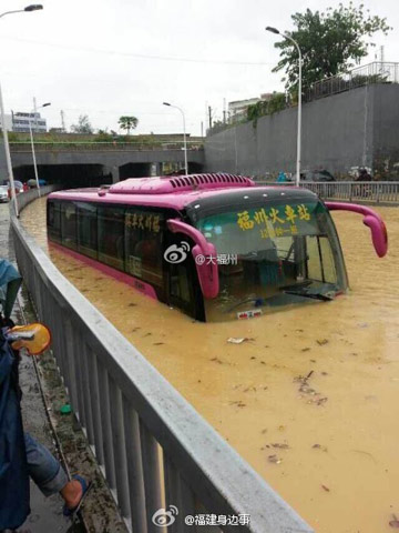 福州一輛公交車拋錨后被水淹