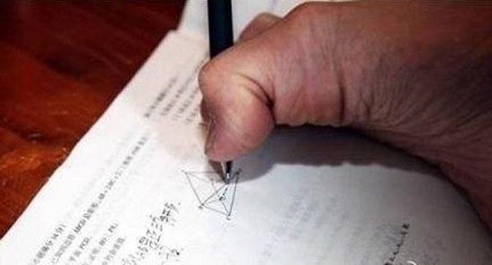 無臂少年彭超用腳高考