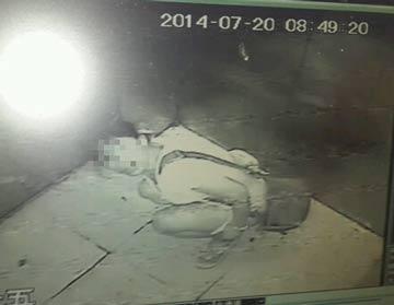 女子電梯內小便被保安曝光