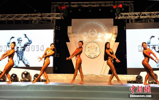 高校女生變身金剛芭比