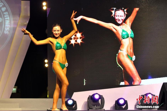 高校女生變身金剛芭比