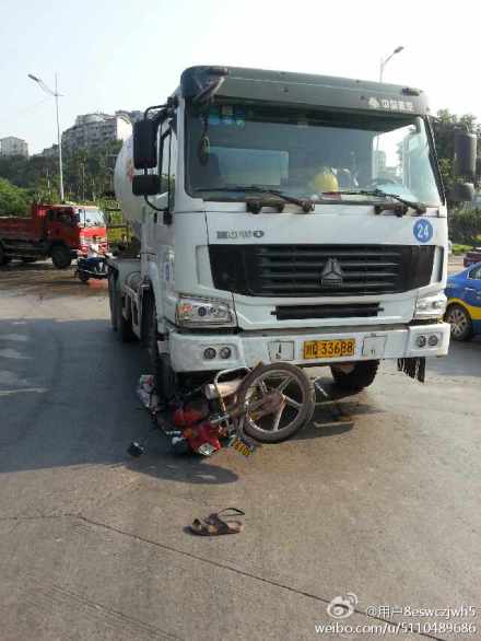 宜賓南岸西區(qū)車(chē)禍現(xiàn)場(chǎng)圖片