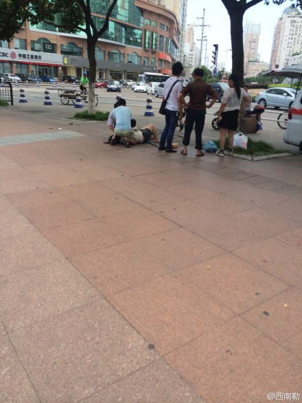 女子被救護人員捆綁帶走