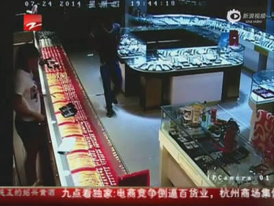 廣場舞大媽徒手奪刀制服劫匪