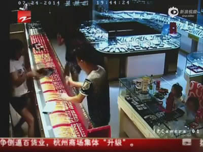 廣場舞大媽徒手奪刀制服劫匪