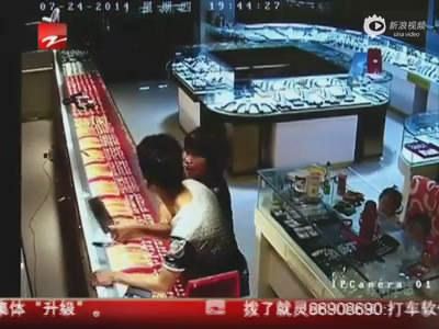 廣場舞大媽徒手奪刀制服劫匪