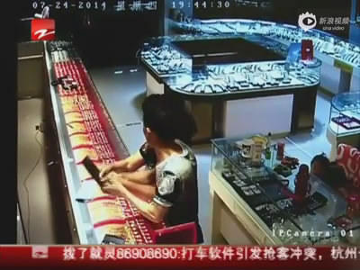 廣場舞大媽徒手奪刀制服劫匪