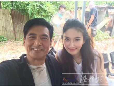 最美人妖poyd和周潤(rùn)發(fā)合影