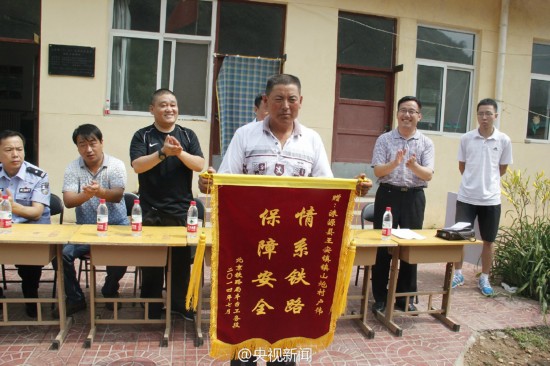 鐵路淹沒農民冒死攔火車