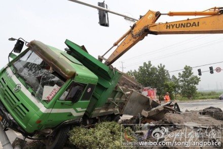 松江渣土車側翻造成2人死亡
