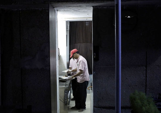 印度囚犯餐廳 警察當(dāng)經(jīng)理殺人犯當(dāng)員工