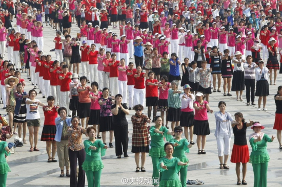 河南駐馬店兩千人齊跳廣場舞