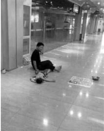 4歲男童趴睡男子身旁乞討