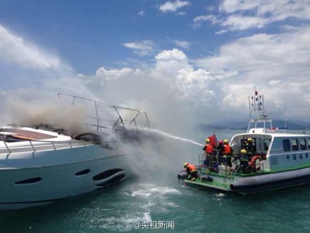 三亞豪華游艇著火