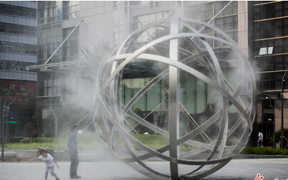 深圳街頭現(xiàn)巨型降溫神器